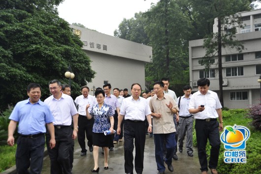 best365英国体育在线党委书记黄蓉生、校长张卫国、副校长周常勇等陪同考察.jpg