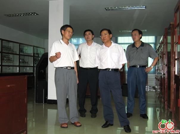 马市长参观国家果树种质(重庆)柑桔圃标本馆