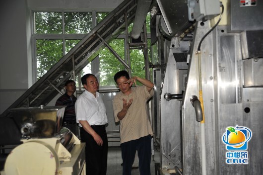 考察国家柑桔工程技术研究中心加工中试车间.jpg